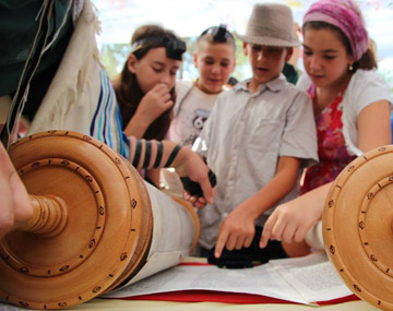 children-reading-torah-360x285